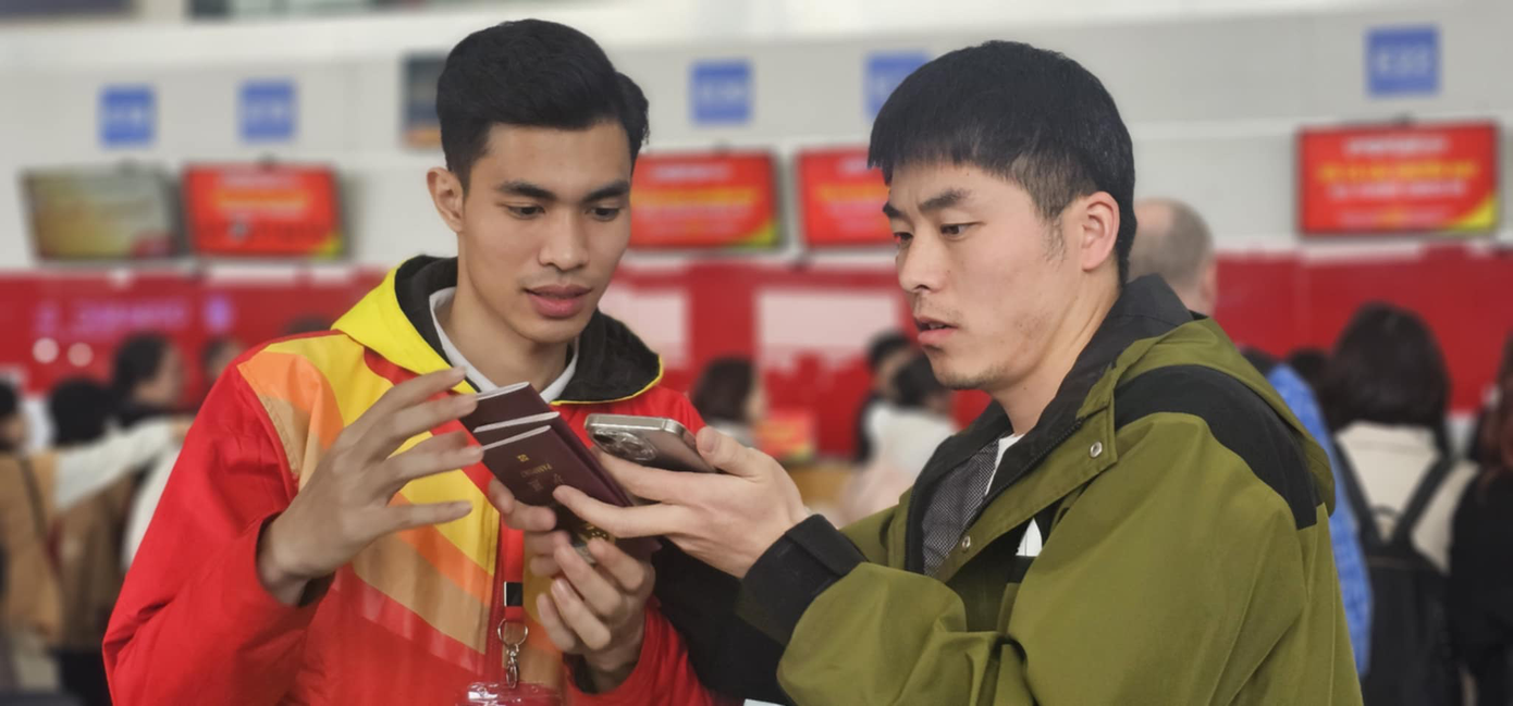 Hành khách được hướng dẫn tận tình khi làm thủ tục. Ảnh: Nguyễn Thành.