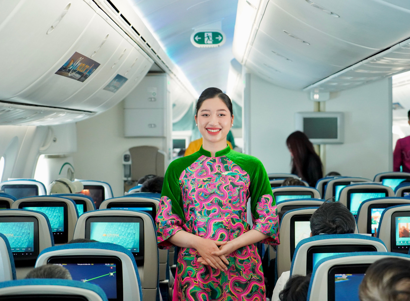 Trên các chuyến bay Tết, các tiếp viên của Hãng sử dụng và trình diễn bộ sưu tập áo dài “Rồng Rắn lên mây” để tạo thêm không khí tươi mới cho ngày đầu xuân. Với họa tiết mang đậm bản sắc dân tộc, những tà áo dài màu sắc nổi bật mang đến không khí Tết vui tươi, ấm áp trên suốt chặng bay. Ảnh: VNA.