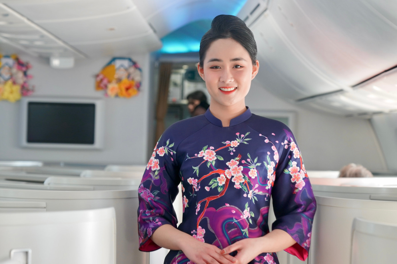 Trên các chuyến bay Tết, các tiếp viên của Hãng sử dụng và trình diễn bộ sưu tập áo dài “Rồng Rắn lên mây” để tạo thêm không khí tươi mới cho ngày đầu xuân. Với họa tiết mang đậm bản sắc dân tộc, những tà áo dài màu sắc nổi bật mang đến không khí Tết vui tươi, ấm áp trên suốt chặng bay. Ảnh: VNA.