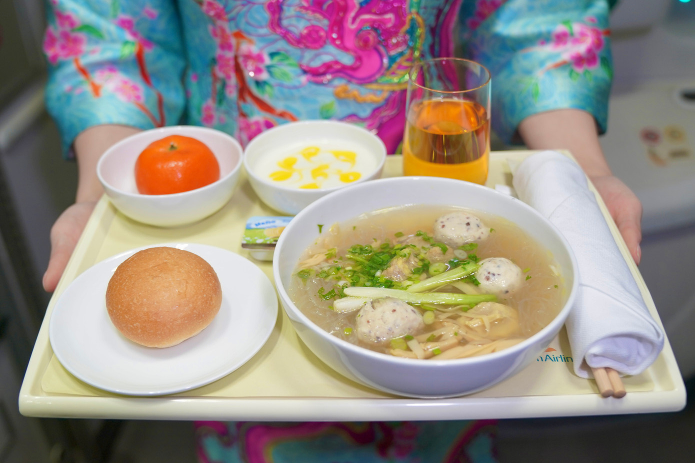 Các món ăn mang hương vị Tết đến gần hơn với mỗi thực khách thông qua những món ăn mang đậm hương vị cổ truyền như: Bánh chưng, xôi gấc, thịt đông, hành muối, chả quế, giò xào, dưa góp… Ảnh: VNA.