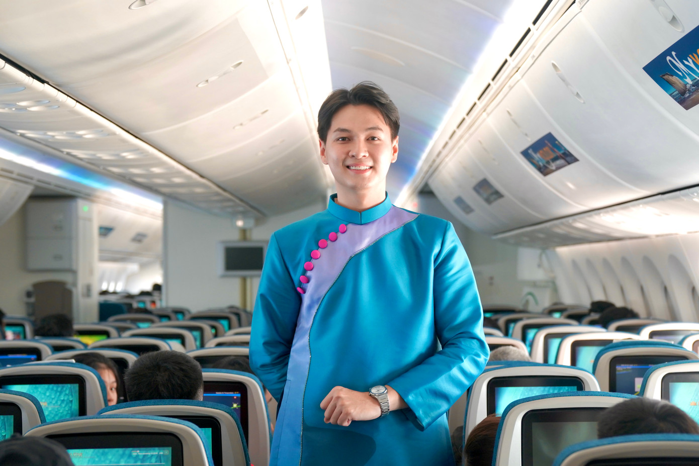 Trên các chuyến bay Tết, các tiếp viên của Hãng sử dụng và trình diễn bộ sưu tập áo dài “Rồng Rắn lên mây” để tạo thêm không khí tươi mới cho ngày đầu xuân. Với họa tiết mang đậm bản sắc dân tộc, những tà áo dài màu sắc nổi bật mang đến không khí Tết vui tươi, ấm áp trên suốt chặng bay. Ảnh: VNA.