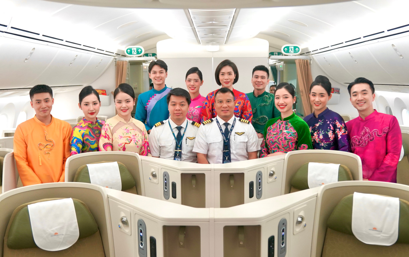 Đặc biệt, toàn bộ phi hành đoàn (bao gồm phi công và tiếp viên) đều là những người Tuổi Tỵ, tạo nên chuyến bay đặc biệt như một lời chúc năm mới tốt đẹp đến tất cả hành khách. Ảnh: VNA.