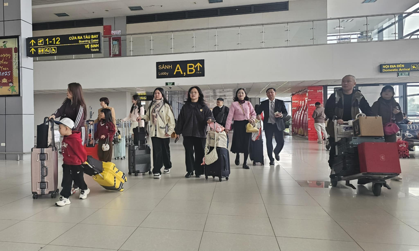 Sân bay Nội Bài sáng mùng 1 Tết. Ảnh: Nguyễn Thành.
