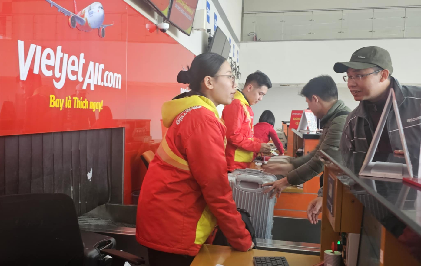 Nhân viên quầy thủ tục của Vietjet làm thủ tục bay cho khách. Ảnh: Nguyễn Thành.