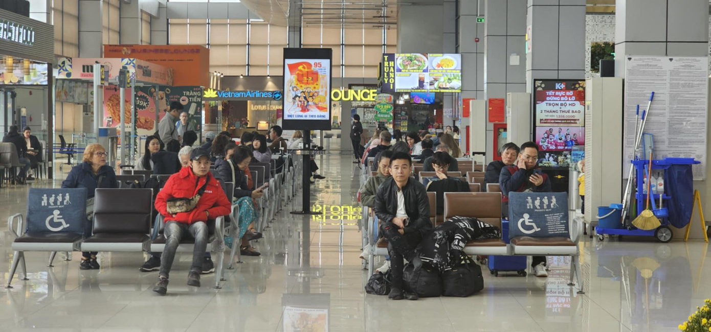 Cục Hàng không Việt Nam (HKVN) cho biết, trong 4 ngày cận Tết, sân bay Nội Bài đạt hơn 2.300 lượt cất hạ cánh với khoảng 385.000 hành khách và hơn 8.700 tấn hàng hóa (tương ứng tăng 10,9% về lượt cất hạ cánh, tăng 18,5% về hành khách và tăng 15,3% về hàng hóa so với cùng kỳ 2024). Ảnh: Nguyễn Thành.