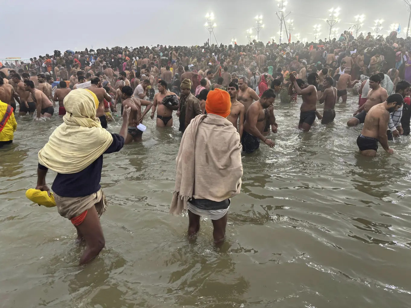 Đến đầu ngày 20/1, hàng triệu tín đồ vẫn tiếp tục đổ về lễ hội Maha Kumbh Mela 2025 để tắm tập thể. Bởi người Hindu tin rằng, tắm ở nơi hợp lưu sông thiêng sẽ tẩy sạch tội lỗi và giải thoát họ khỏi vòng luân hồi. Ảnh: AP.