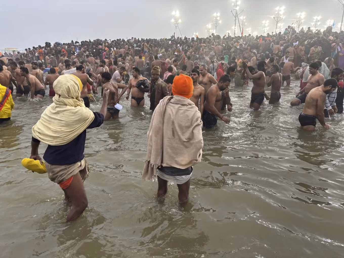 Đến đầu ngày 20/1, hàng triệu tín đồ vẫn tiếp tục đổ về lễ hội Maha Kumbh Mela 2025 để tắm tập thể. Bởi người Hindu tin rằng, tắm ở nơi hợp lưu sông thiêng sẽ tẩy sạch tội lỗi và giải thoát họ khỏi vòng luân hồi. Ảnh: AP.