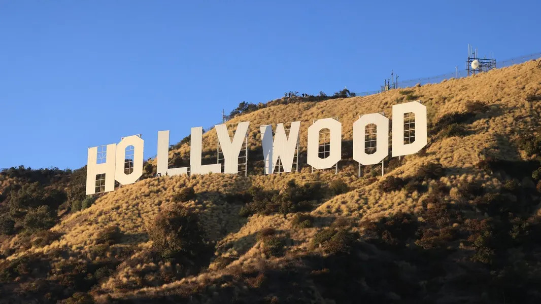 Lối vào biểu tượng Hollywood nổi tiếng phải đóng cửa vì cháy rừng. Ảnh: Forbes.