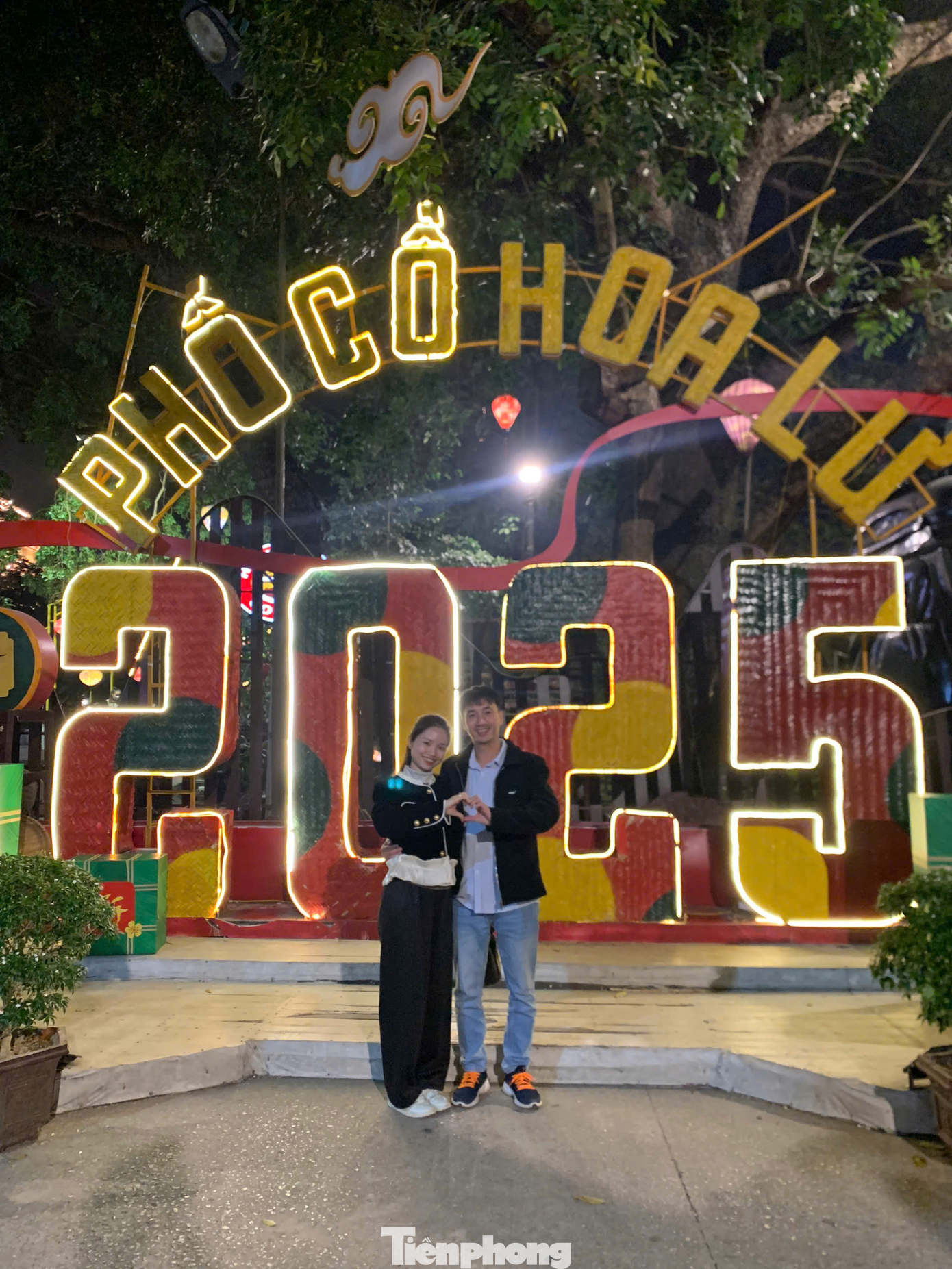 Chia sẻ với PV Tiền Phong, chị Thanh Phương (Ninh Bình) cho biết: “Kể từ khi phố cổ Hoa Lư mở cửa, đây là nơi vui chơi mỗi cuối tuần của gia đình tôi. Bạn bè từ xa đến chơi tôi cũng đều đưa đến phố cổ Hoa Lư để trải nghiệm không gian và chụp ảnh”.