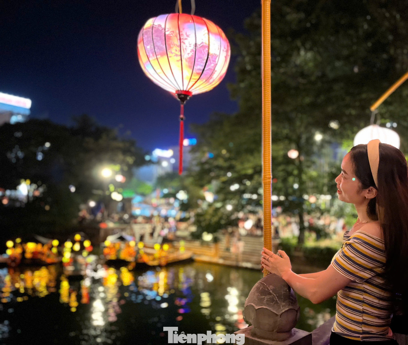 Ngoài ra, du khách còn có thể check-in tại bức tranh con đường di sản, quầy hương, thẻ điều ước, đền Mẫu và bản đồ "Việt Nam trong tôi"... tại phố cổ Hoa Lư.