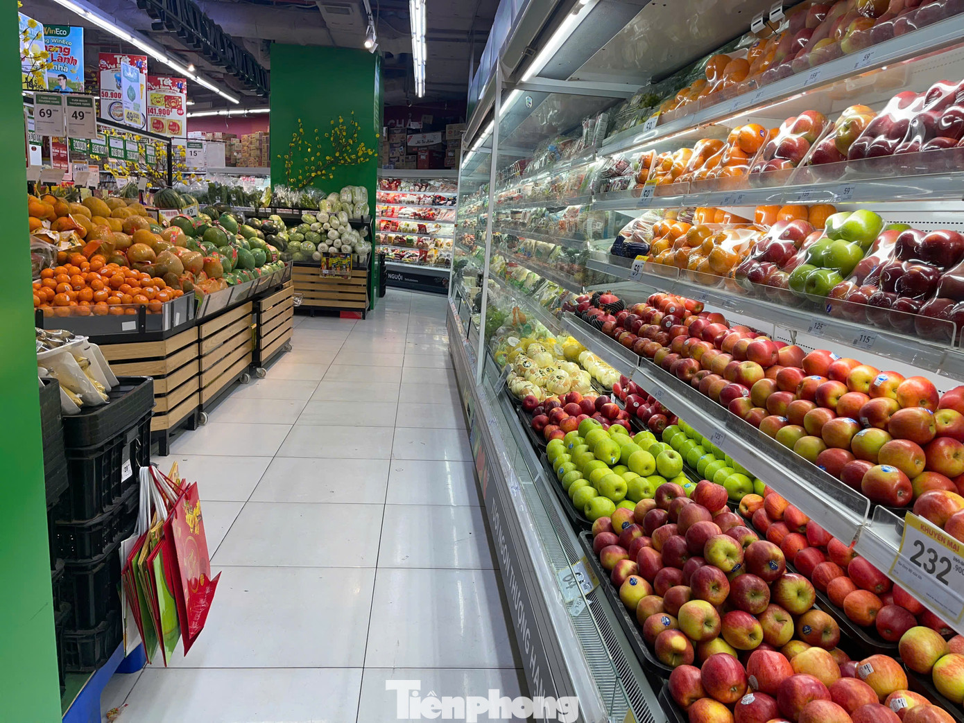 Không chỉ các quầy hàng xa xỉ, tầng siêu thị TTTM cũng rơi vào tình cảnh “vắng như chùa bà đanh”.