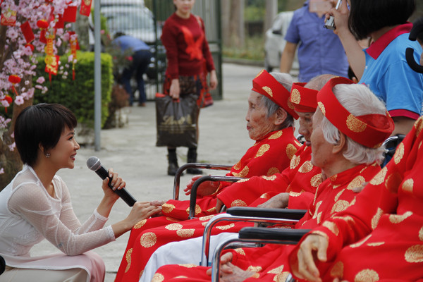 Quang Tèo-Giang Còi hội ngộ cùng Uyên Linh trong “Chuyến tàu yêu thương” ảnh 2