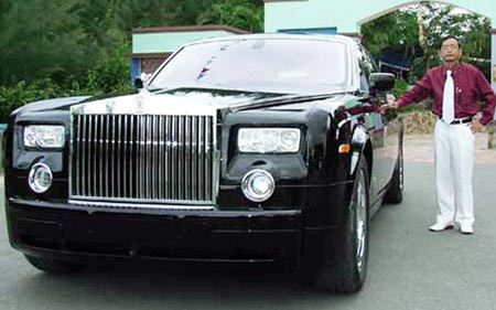 Cùng đình đám với Rolls Royce, nhưng chiếc xe của lão đại gia Lê Ân chưa được đánh giá cao vì không có những dấu hiệu đặc trưng của một chiếc xe được đặt chính hãng