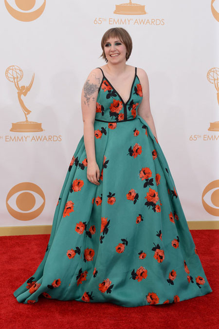 Lena Dunham trong váy Prada tại Emmy Awards
