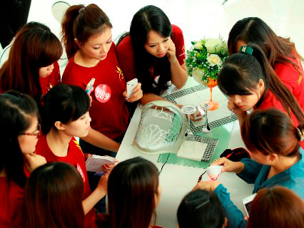 Các thí sinh tham gia các hoạt động nhóm