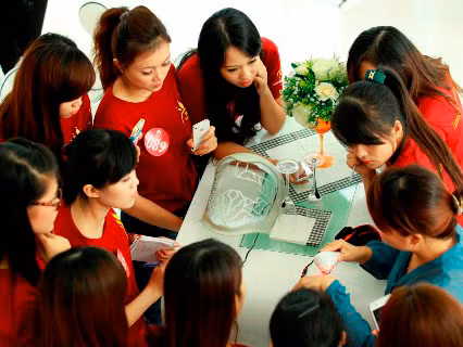 Các thí sinh tham gia các hoạt động nhóm