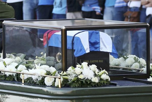 Người dân Cuba đứng kín hai bên đường tiễn biệt lãnh tụ Fidel Castro ảnh 1