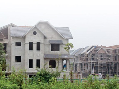 Doanh nghiệp bất động sản khó khăn vì thị trường mất thanh khoản kéo dài. Ảnh: T.L