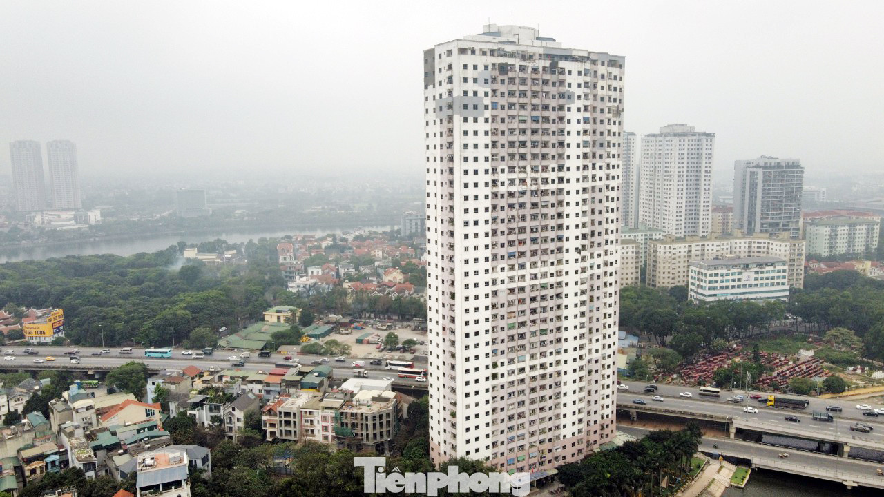 Còn các tầng từ 26 trở lên đều không nằm trong quy hoạch được phê duyệt, chủ đầu tư đã tự ý chuyển đổi mục đích sử dụng, xây dựng vượt tầng. Do đó, tính pháp lý của các căn hộ này trở nên mập mờ.