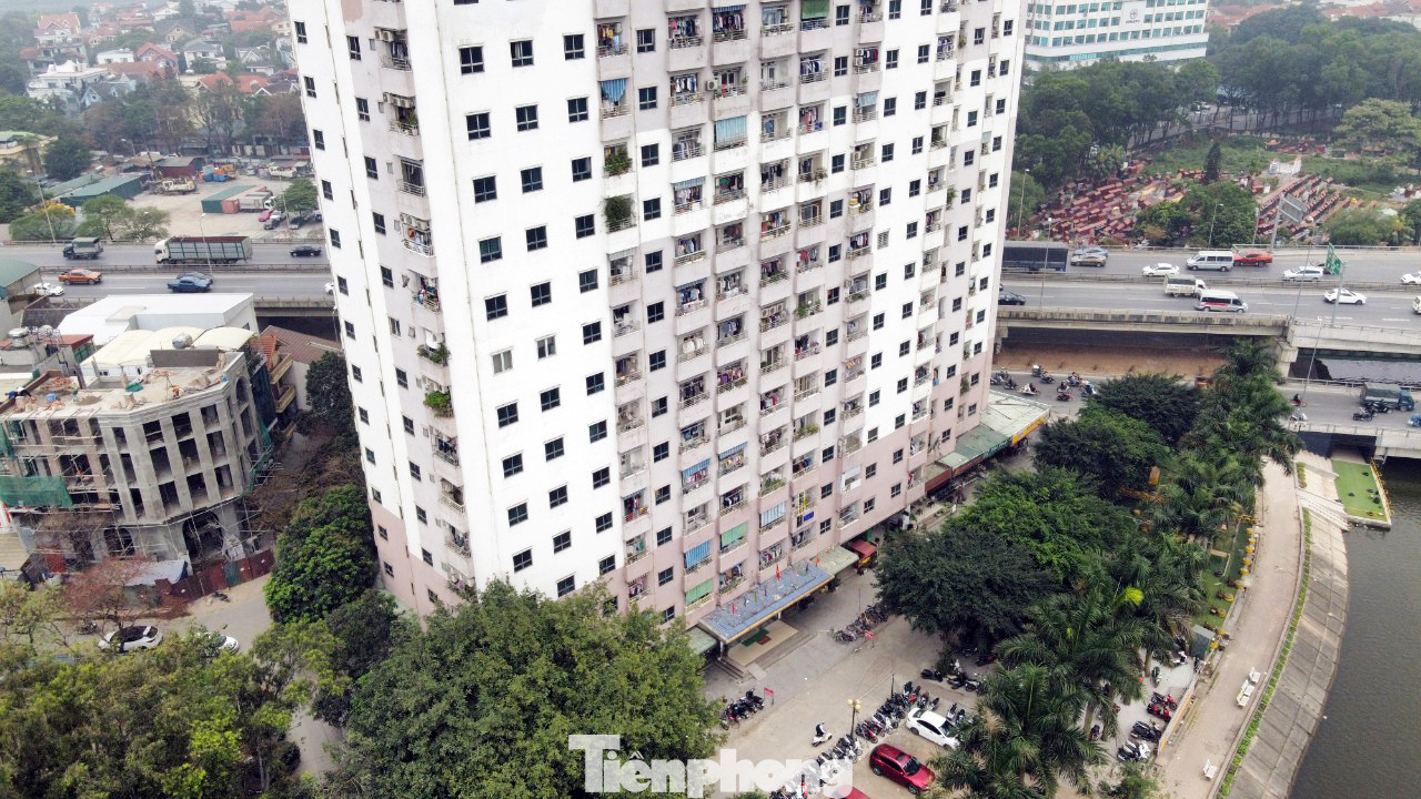 Do sai phạm liên quan đến dự án VP6 Linh Đàm, ông Lê Huy Lân, nguyên Tổng Giám đốc Công ty CP Coma 18 bị Cơ quan An ninh điều tra Công an TP Hà Nội ra quyết định khởi tố bị can, lệnh bắt bị can để tạm giam về tội "Vi phạm quy định về quản lý, sử dụng tài sản Nhà nước, gây thất thoát, lãng phí".