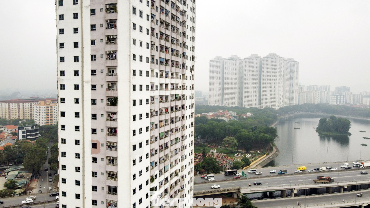 Được biết, do sai phạm liên quan đến dự án VP6 Linh Đàm, ông Lê Huy Lân, nguyên Tổng Giám đốc Công ty CP Coma 18 bị Cơ quan An ninh điều tra Công an TP Hà Nội ra quyết định khởi tố bị can, lệnh bắt bị can để tạm giam về tội "Vi phạm quy định về quản lý, sử dụng tài sản Nhà nước, gây thất thoát, lãng phí".