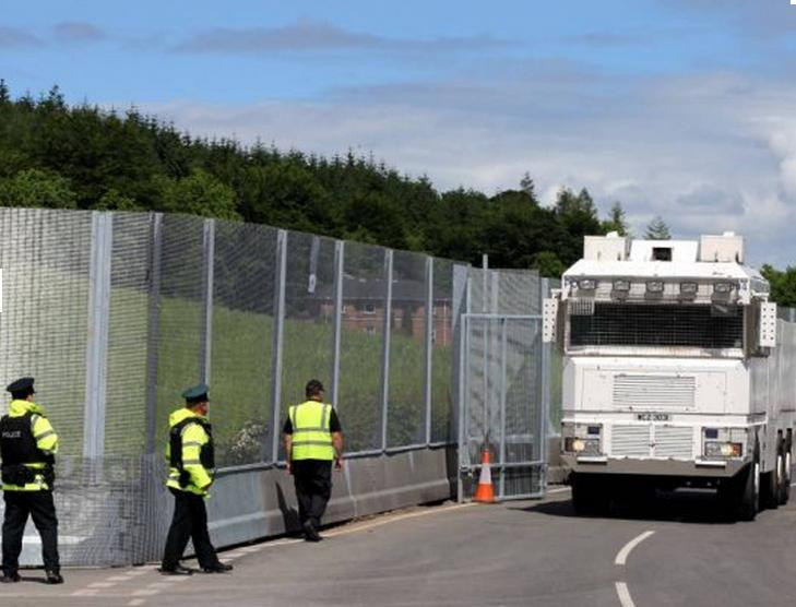 Tất cả các xe đi qua khu vực diễn ra Hội nghị đều bị cảnh sát kiểm tra kỹ lưỡng