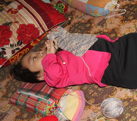 Mỹ Hòa viết chữ đẹp lại còn biết thêu khăn