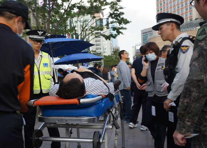 Một cụ già bị ngất trước lễ duyệt binh. Ảnh: T.Đ