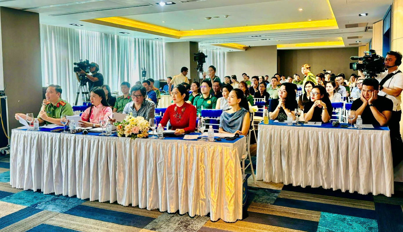 Màn tranh tài hết sức sôi nổi của các thí sinh đã thu hút đông đảo cán bộ chiến sĩ đến theo dõi, cổ vũ. Màn tranh tài hết sức sôi nổi của các thí sinh đã thu hút đông đảo cán bộ chiến sĩ đến theo dõi, cổ vũ.