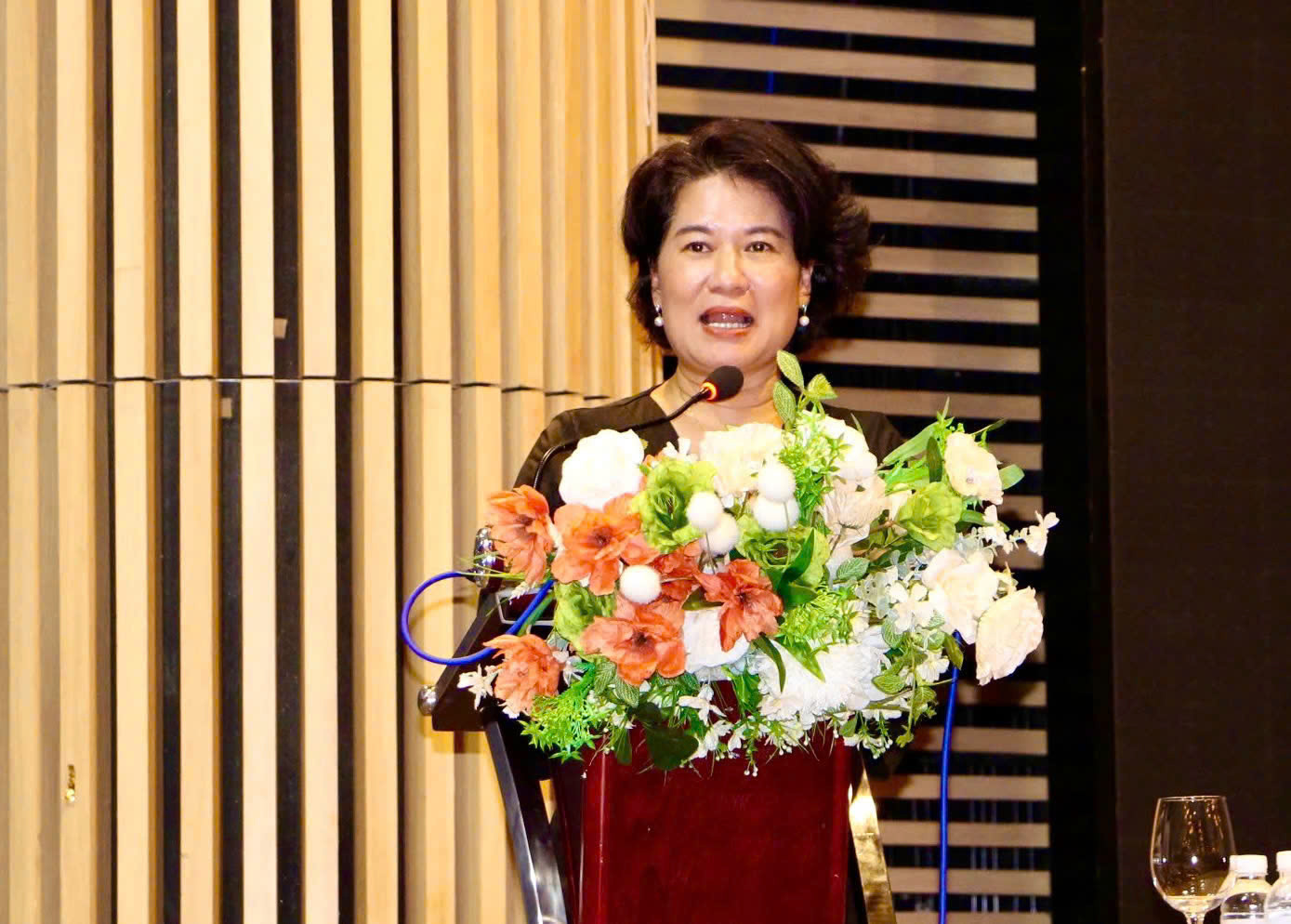 Nhà báo Nguyễn Thu Hà - Phó Giám đốc Trung tâm nội dung số, Đài truyền hình Việt Nam, trình bày tham luận tại hội thảo.