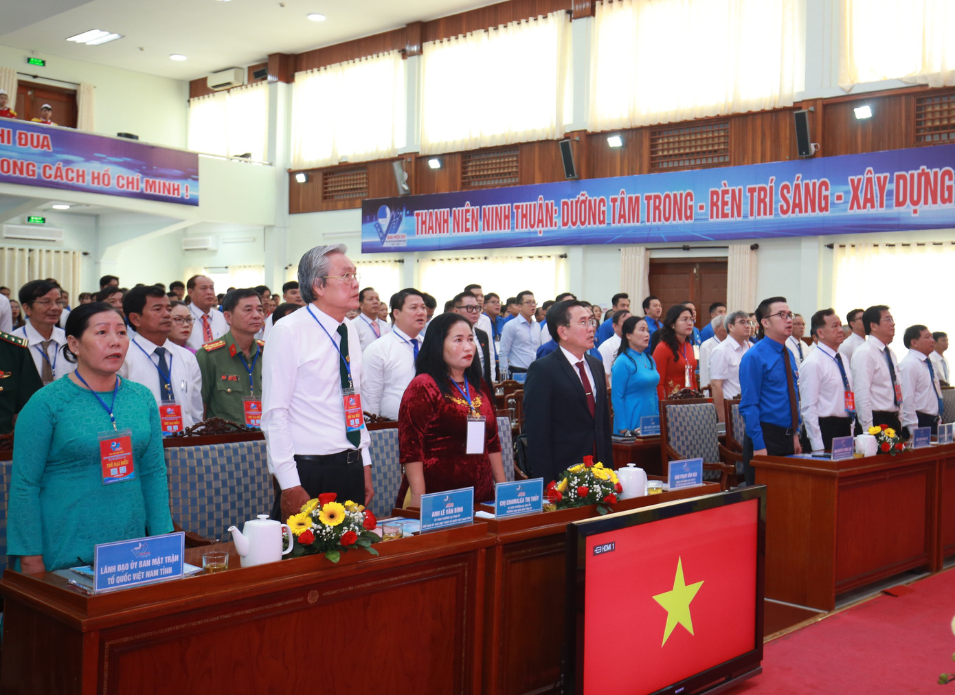 Đại biểu dự Đại hội Hội LHTN Việt Nam tỉnh Ninh Thuận làm lễ chào cờ.