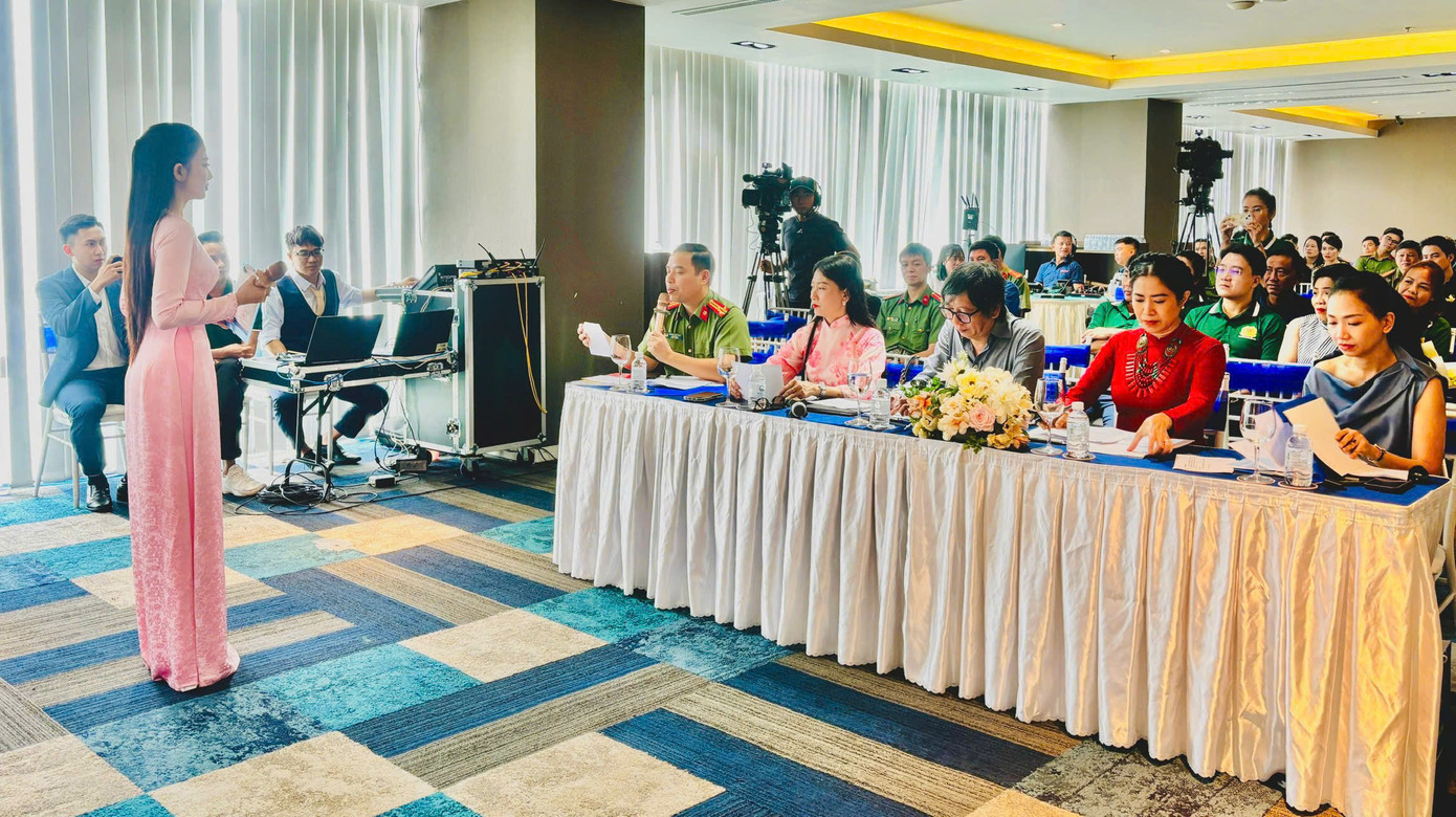 Thí sinh dự thi hạng mục phát thanh viên, người dẫn chương trình truyền hình được tự chọn đề tài và chuẩn bị trước. Thí sinh dự thi hạng mục phát thanh viên, người dẫn chương trình truyền hình được tự chọn đề tài và chuẩn bị trước.