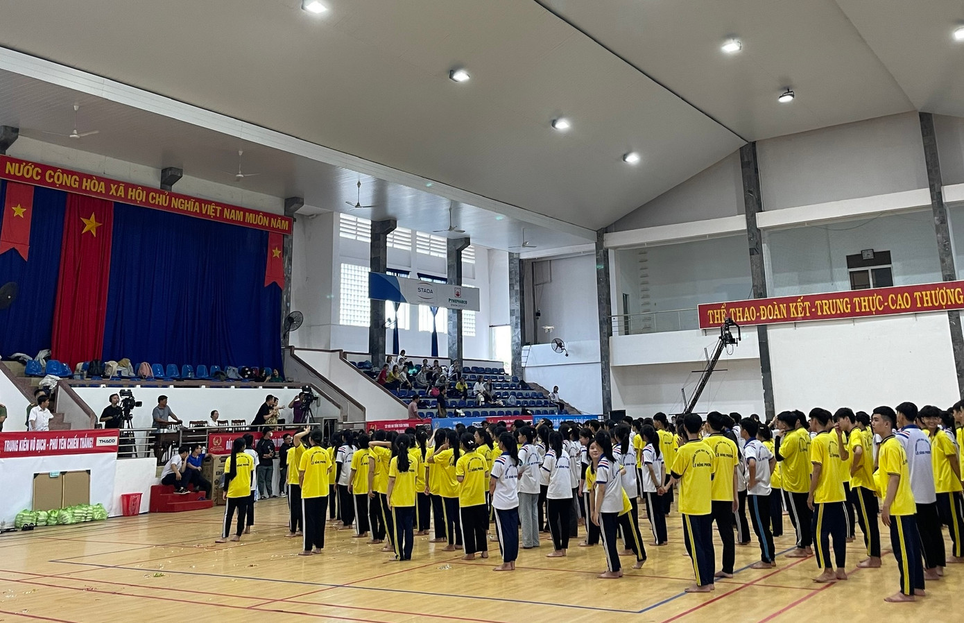 Các công tác về kỹ thuật đang trong quá trình hoàn thiện, dự kiến sẽ hoàn tất trước 19h tối nay (12/10). Ảnh: Thục Hiền.