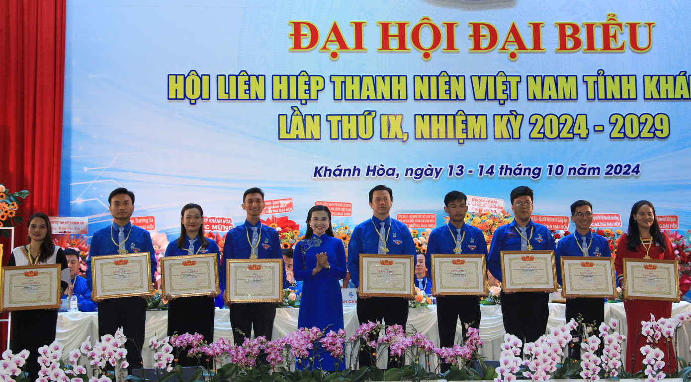 Chị Nguyễn Phạm Duy Trang trao tặng bằng khen các tập thể, cá nhân xuất sắc.