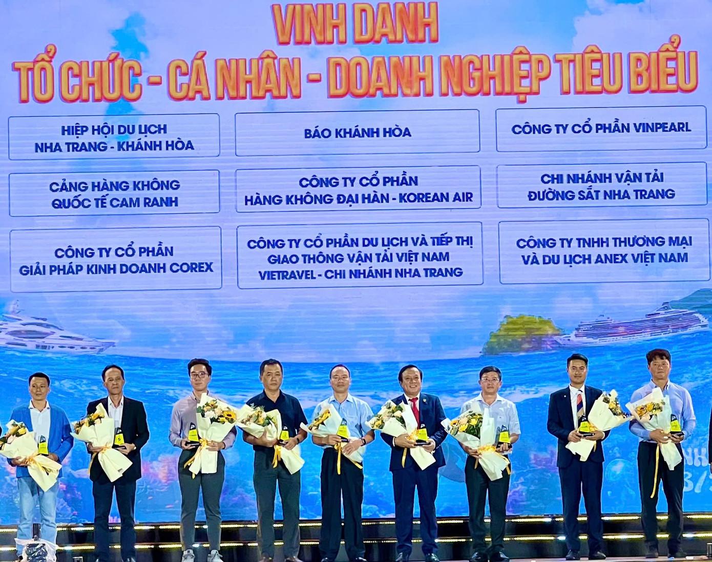 Vinh danh tập thể, cá nhân tiêu biểu có nhiều đóng góp cho ngành du lịch Khánh Hòa.