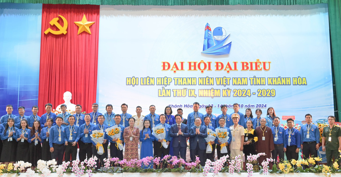 Chị Nguyễn Phạm Duy Trang và ông Nguyễn Khắc Toàn tặng hoa cho 45 uỷ viên Uỷ ban Hội LHTN Việt Nam tỉnh Khánh Hòa nhiệm kỳ 2024 - 2029.