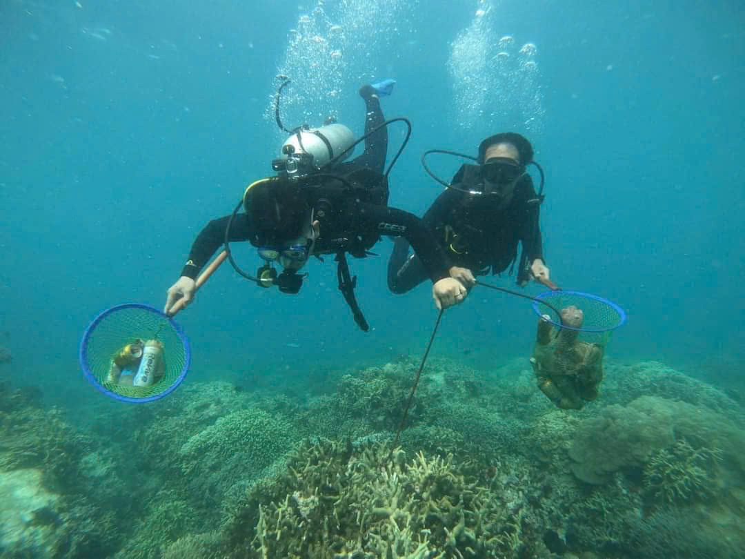 Ban quản lý Vịnh Nha Trang tổ chức bắt sao biển và nhặt rác ở đáy biển Khu vực bảo tồn biển Hòn Mun. Nguồn: BQL Vịnh Nha Trang.