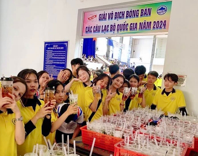 Các mạnh thường quân tại điểm cầu Phú Yên đã hỗ trợ đồ ăn và nước uống để tiếp sức cho học sinh tập dượt cho chương trình ngày mai. Ảnh: Thục Hiền.