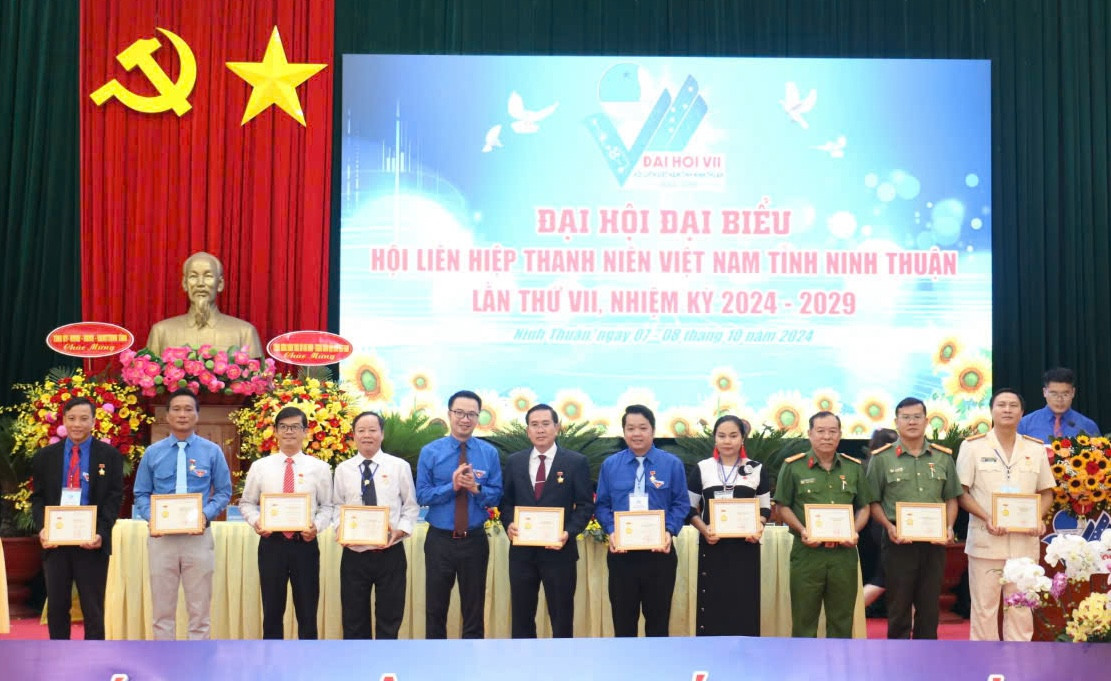 Anh Nguyễn Tường Lâm trao Kỷ niệm chương "Vì thế hệ trẻ" cho cán bộ, lãnh đạo tỉnh Ninh Thuận.