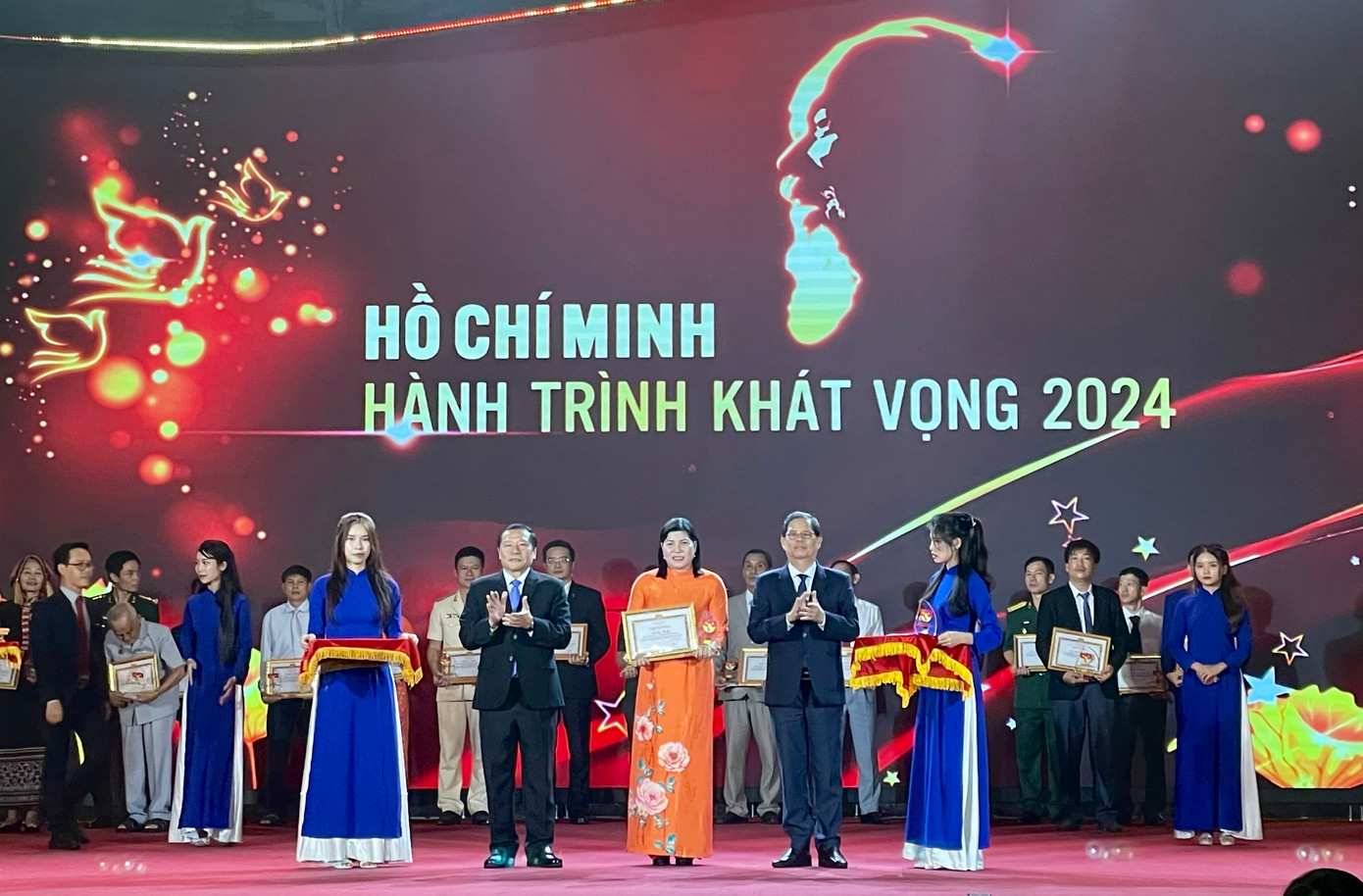 Tại chương trình, Ban tổ chức đã vinh danh 14 cá nhân và 12 tập thể, mô hình tiêu biểu đến từ các tỉnh, thành khu vực miền Trung - Tây Nguyên Tại chương trình, Ban tổ chức đã vinh danh 14 cá nhân và 12 tập thể, mô hình tiêu biểu đến từ các tỉnh, thành khu vực miền Trung - Tây Nguyên