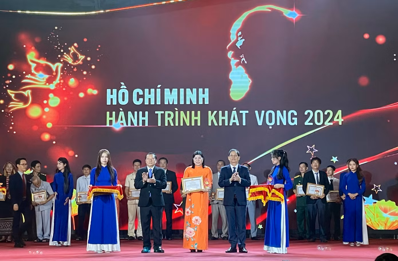 Tại chương trình, Ban tổ chức đã vinh danh 14 cá nhân và 12 tập thể, mô hình tiêu biểu đến từ các tỉnh, thành khu vực miền Trung - Tây Nguyên Tại chương trình, Ban tổ chức đã vinh danh 14 cá nhân và 12 tập thể, mô hình tiêu biểu đến từ các tỉnh, thành khu vực miền Trung - Tây Nguyên