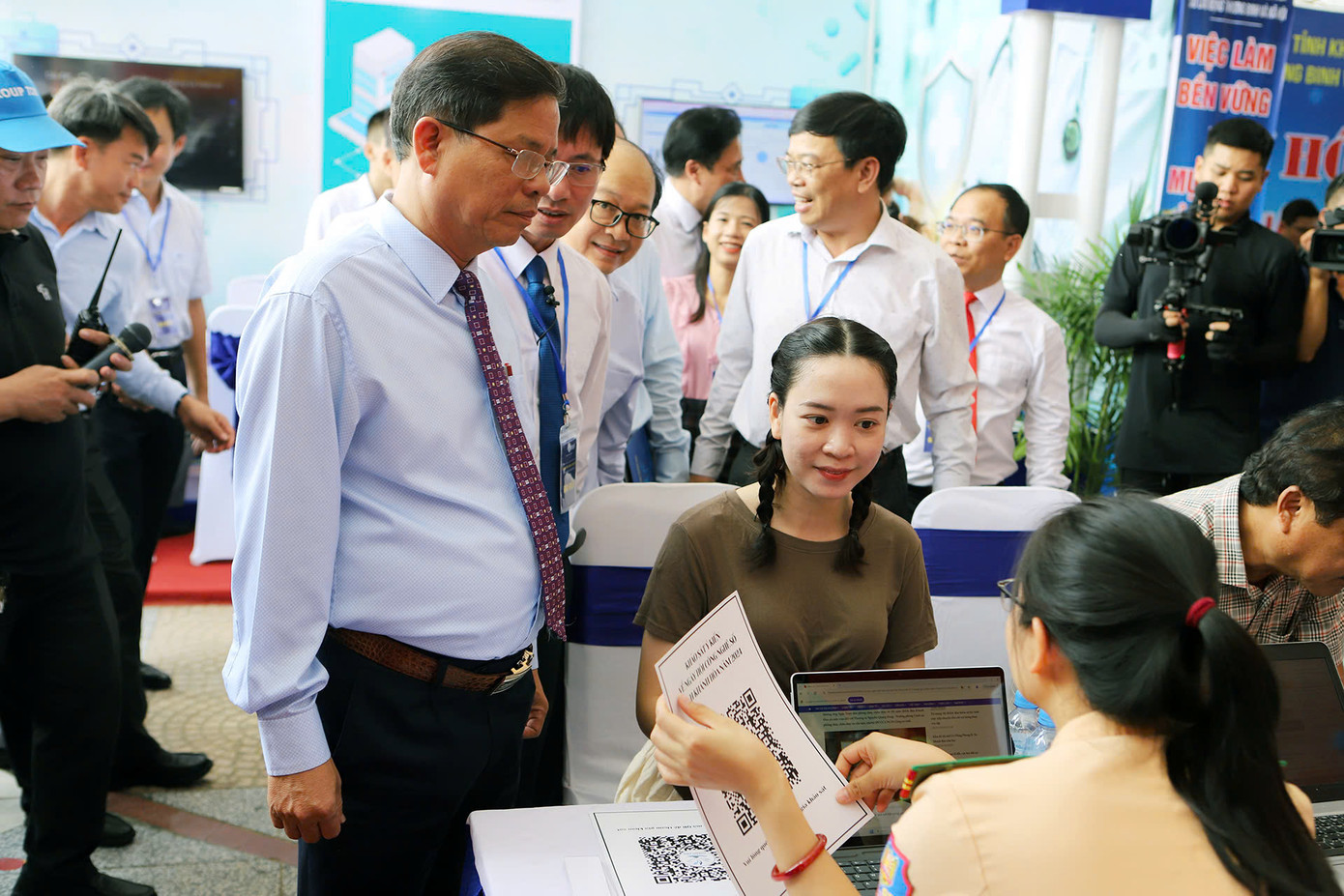 Lãnh đạo tỉnh Khánh Hòa tham quan khu vực hướng dẫn người dân sử dụng phần mềm định danh điện tử - VNeID. Ảnh: Thanh Thanh