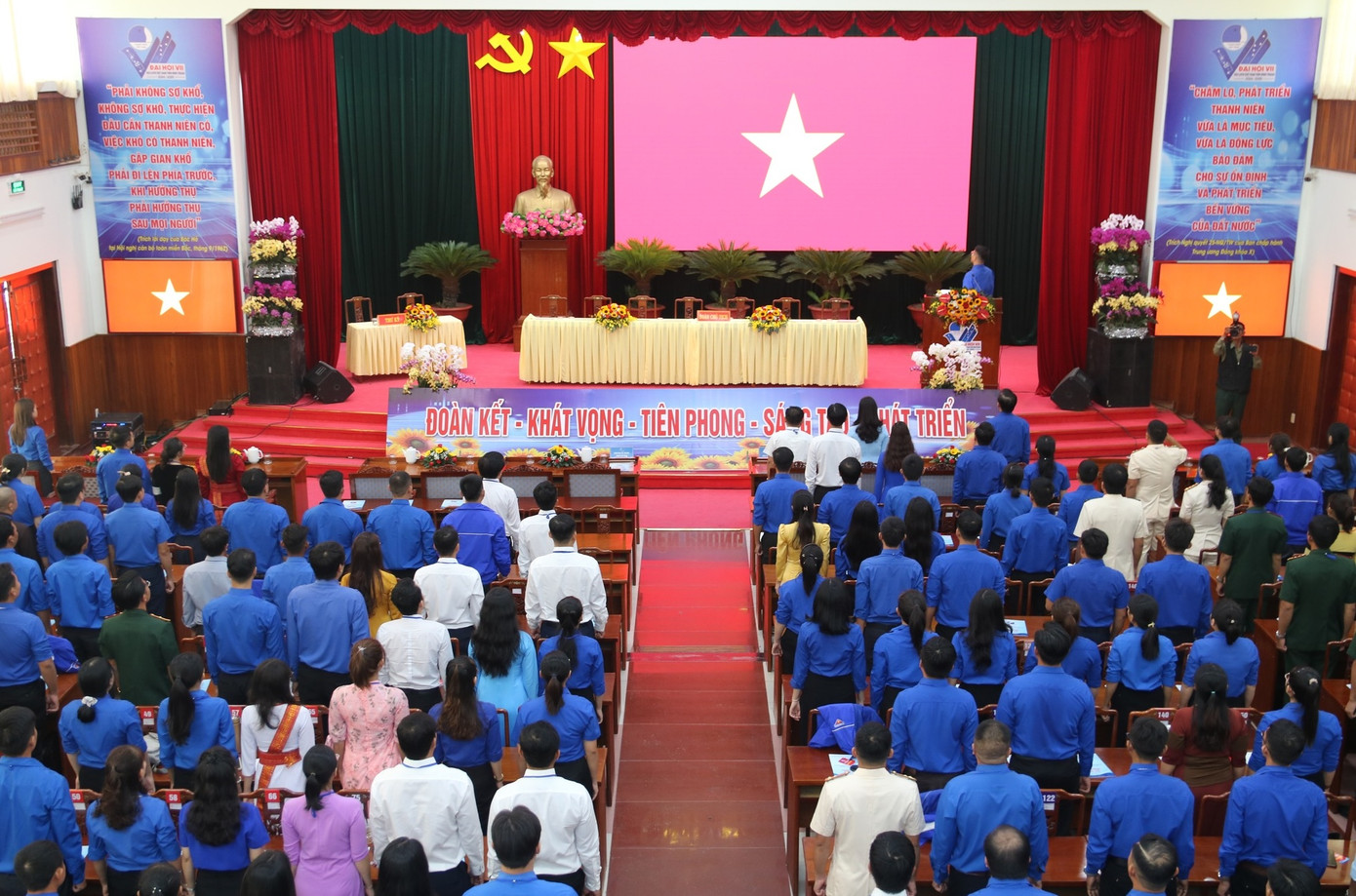 Đại hội đại biểu Hội LHTN Việt Nam tỉnh Ninh Thuận khóa VII làm lễ chào cờ. Đại hội đại biểu Hội LHTN Việt Nam tỉnh Ninh Thuận khóa VII làm lễ chào cờ.