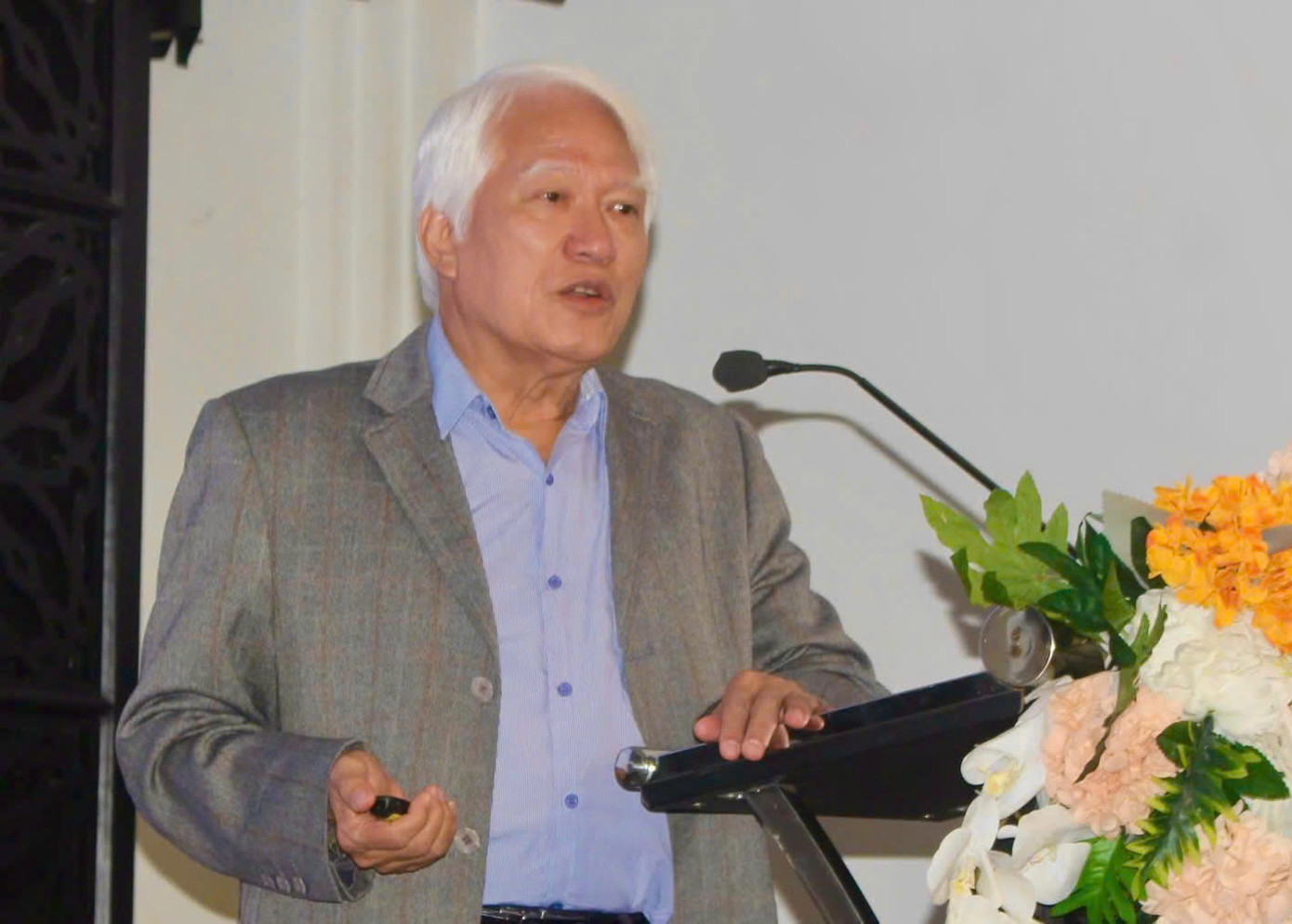 PGS. TS Nguyễn Chu Hồi phát biểu dẫn đề hội thảo.