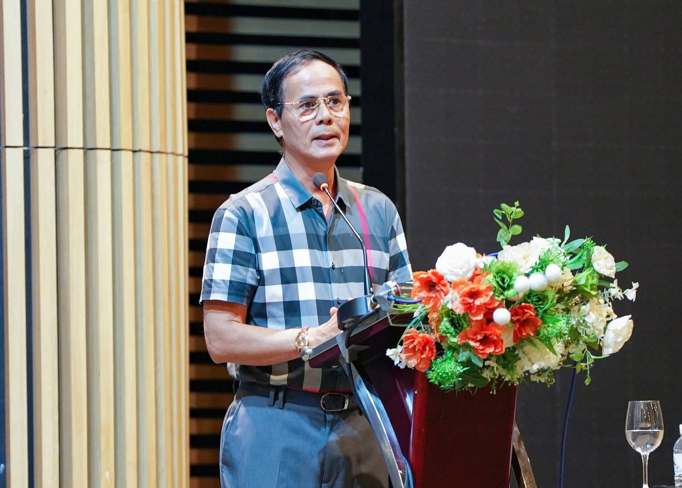 Đại tá, NSƯT Nguyễn Quang Vinh -Nguyên Phó Cục trưởng Cục Truyền thông CAND, Trưởng BGK hạng mục tác phẩm nghệ thuật và chương trình chuyên biệt, phát biểu tại buổi họp.