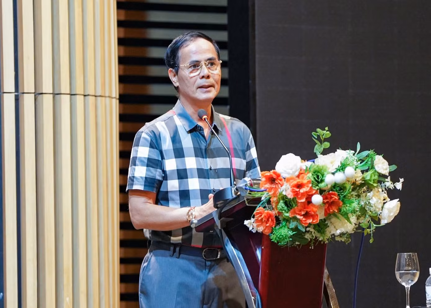 Đại tá, NSƯT Nguyễn Quang Vinh -Nguyên Phó Cục trưởng Cục Truyền thông CAND, Trưởng BGK hạng mục tác phẩm nghệ thuật và chương trình chuyên biệt, phát biểu tại buổi họp.