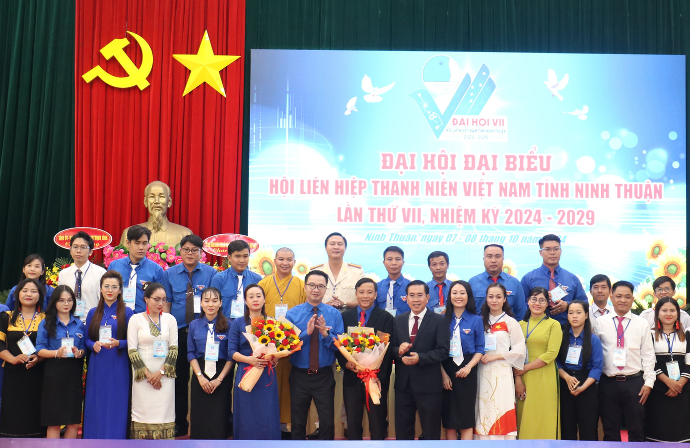 Anh Nguyễn Tường Lâm và ông Phạm Văn Hậu tặng hoa chúc mừng Ban Chấp hành Hội LHTN Việt Nam tỉnh Ninh Thuận khóa VII.