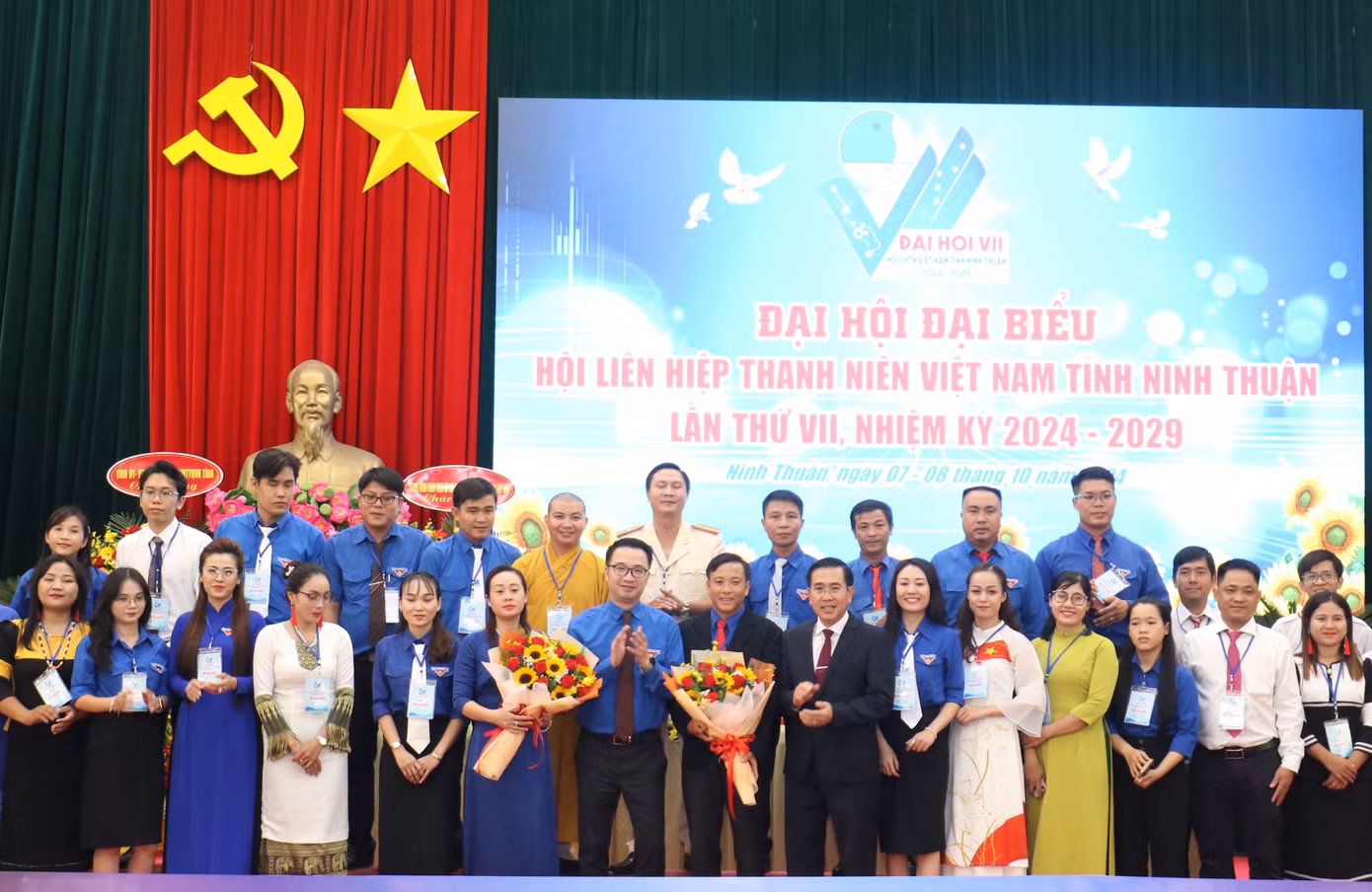 Anh Nguyễn Tường Lâm và ông Phạm Văn Hậu tặng hoa chúc mừng Ban Chấp hành Hội LHTN Việt Nam tỉnh Ninh Thuận khóa VII.