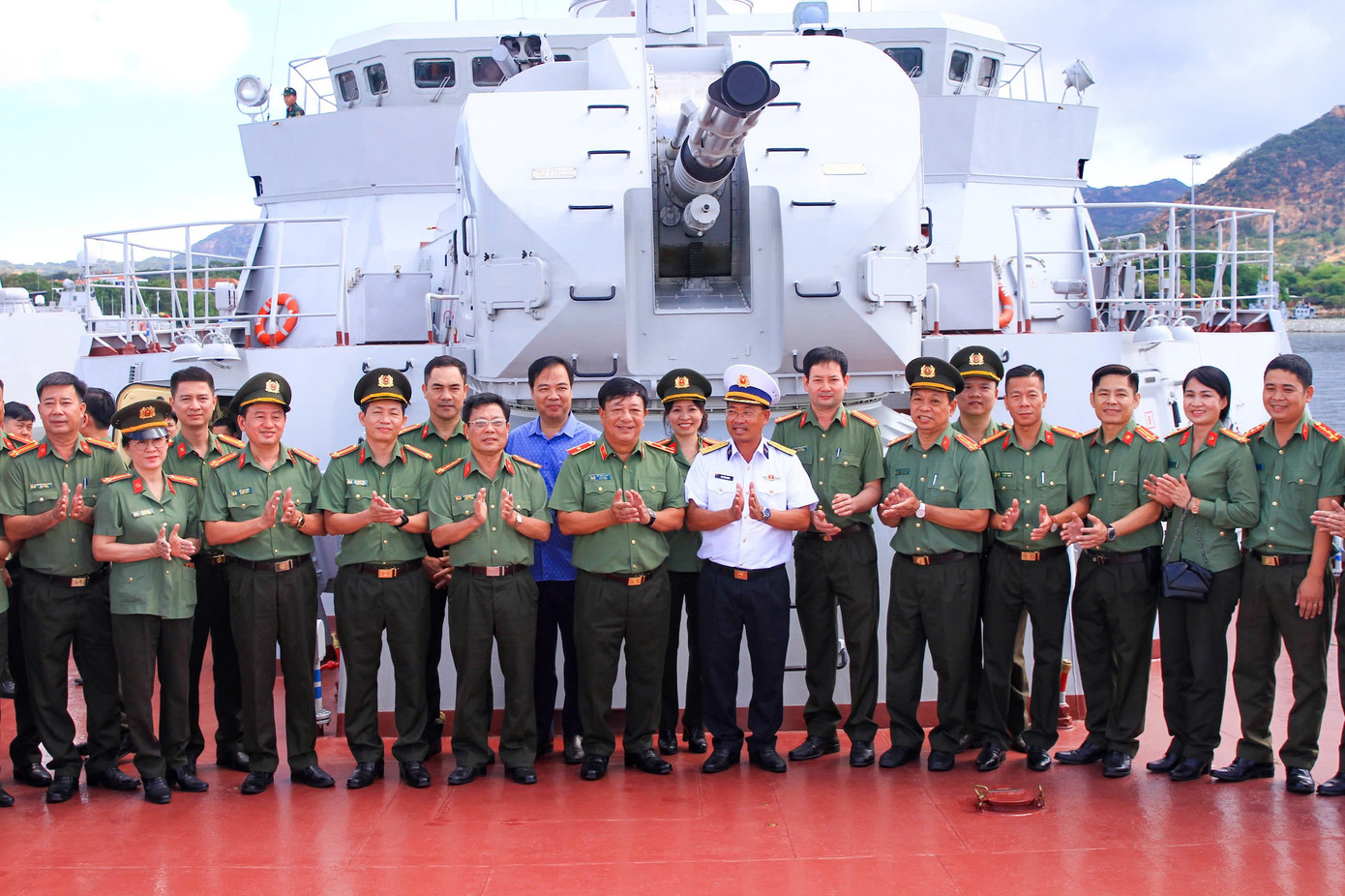 Ban tổ chức Liên hoan cũng đã tổ chức cho các đoàn đi thực tế tại Lữ đoàn 162 - Bộ Tư lệnh vùng 4 Hải quân. Ban tổ chức Liên hoan cũng đã tổ chức cho các đoàn đi thực tế tại Lữ đoàn 162 - Bộ Tư lệnh vùng 4 Hải quân.