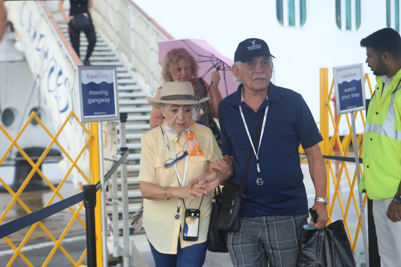 Du khách đi trên tàu biển quốc tế Coral Princess xuống tàu. Du khách đi trên tàu biển quốc tế Coral Princess xuống tàu.